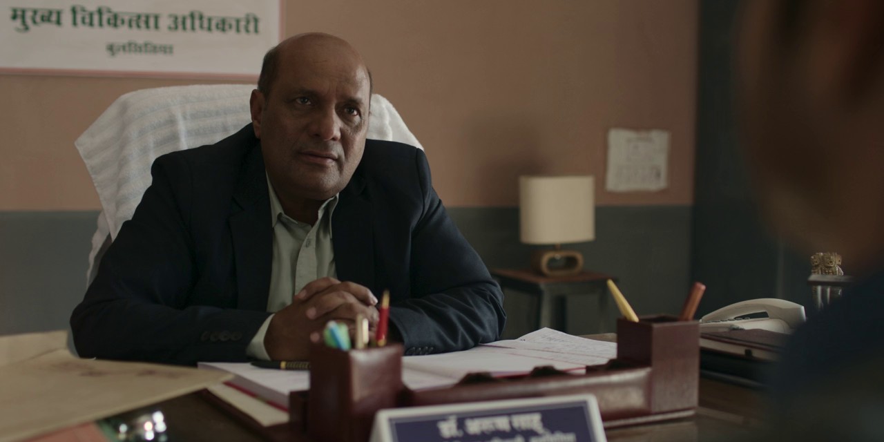 Gram Chikitsalay S01E03 Jhootha Sudhir 720p AMZN WEB-DL DDP5 1 x265 CineVood.mkv.0002
